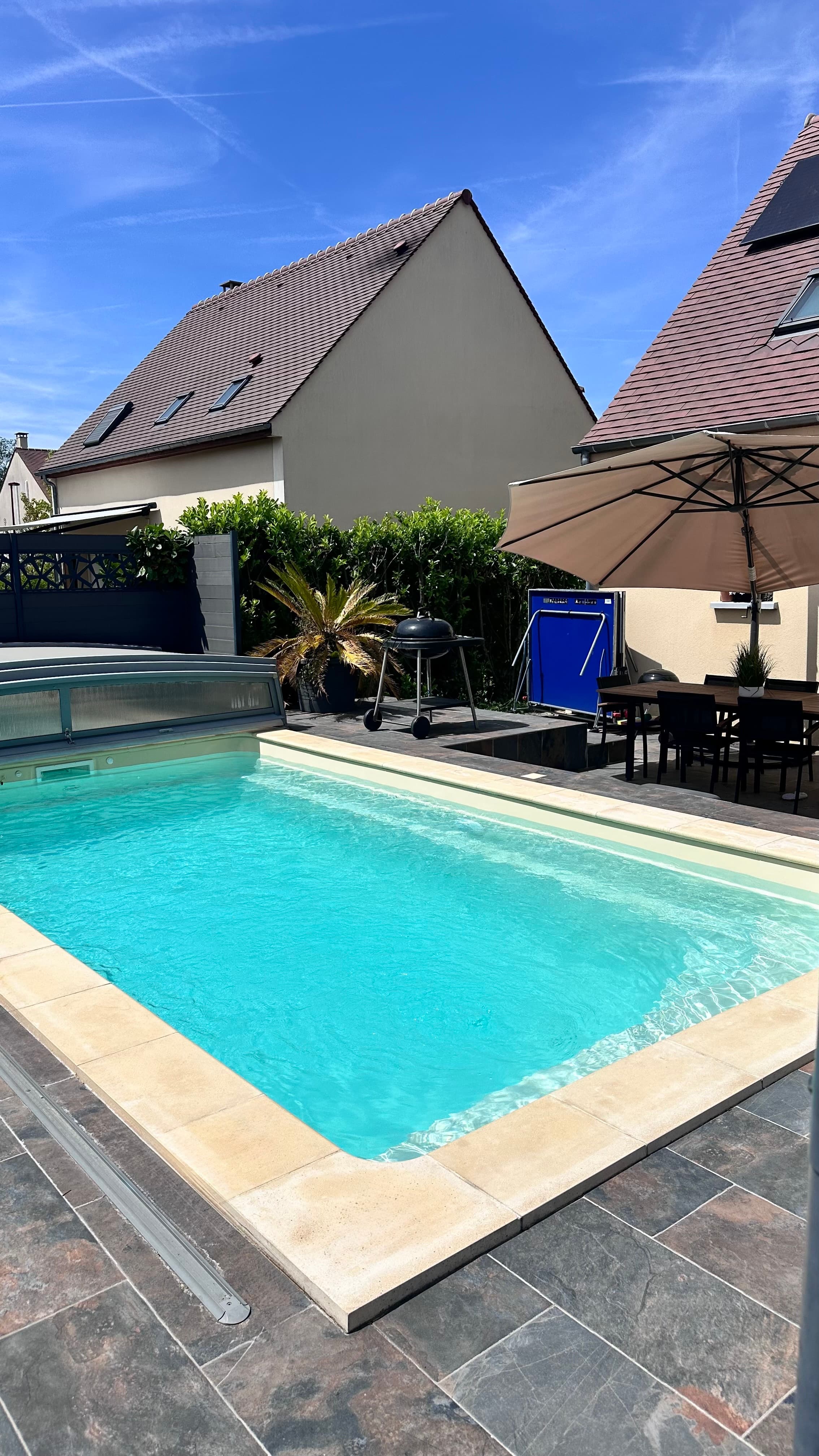 Piscine privée 4×6m avec pergola